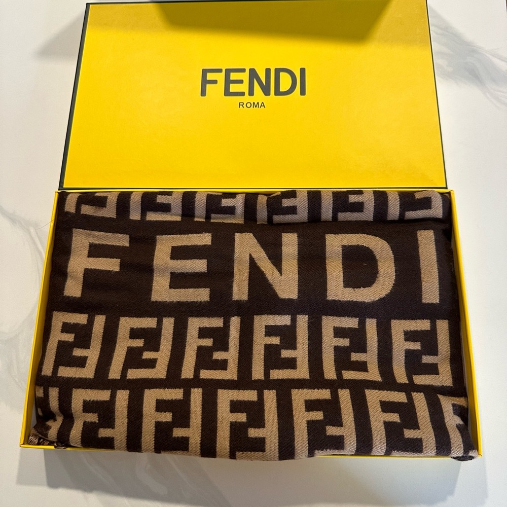Fendi lady classics wool scarf